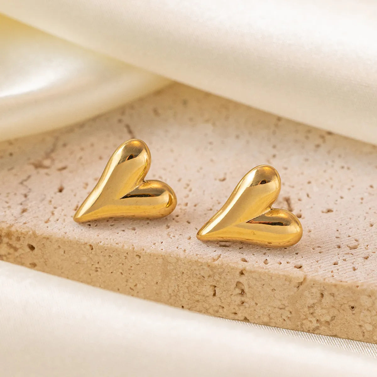 1 Pair Simple Style Commute Heart Shape Plating Titanium Steel 18k Gold Plated Ear Studs